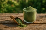 Superfood en poudre verte riche en nutriments pour smoothies et recettes santé.