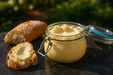 Beurre non salé crémeux servi avec pain croustillant.