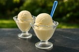 Deux coupes de glace à la vanille crémeuse servies à l’extérieur.